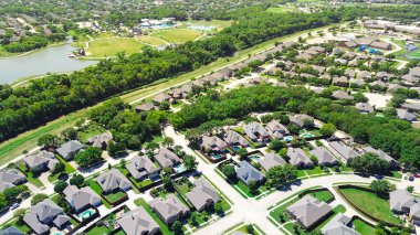 Büyük göl, gölet, yemyeşil banliyö parkında yürüyüş yolları Dallas Fort Worth Metroplex 'in varoşlarında, yüzme havuzlu, antenli bir sıra bağımsız aile evi. ABD