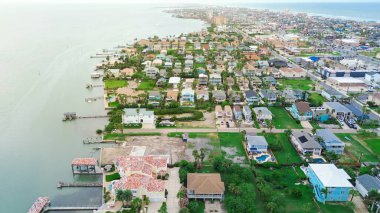 Güney Padre Adası şehir merkezi ve Gulf Coast, Laguna Körfezi yakınlarındaki sahil yerleşim bölgesi, pahalı plaj villaları, yüzme havuzlu malikaneler, özel ahşap iskele rampası. ABD