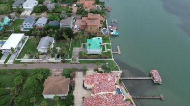 Renkli boyalı sahil evleri, ahşap iskele rampası olan villalar lüks yerleşim yerlerinde rampa, Güney Padre Adası Laguna Körfezi 'nde tatil kiraları, okyanus palmiyeleri, Texas, üstgeçit. ABD 