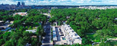 Panorama hava manzaralı yeşil park yan iş parkı ve Waller Caddesi boyunca uzanan yerleşim bölgesi Austin, Texas Capital City şehir merkezi gökdeleni, arka plandaki ofis binası. ABD