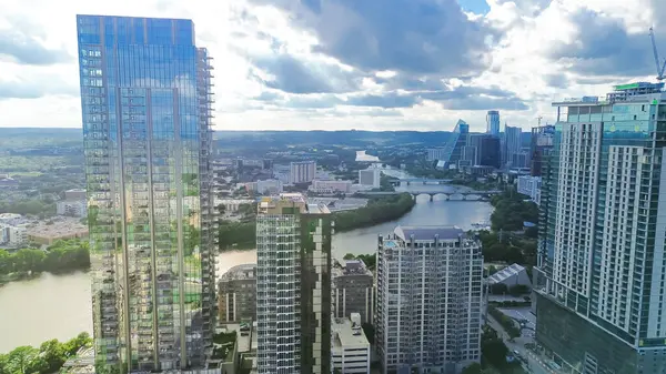 Austin şehir merkezindeki gökdelenler yemyeşil kıvrımlı Colorado Nehri boyunca, inşaat halindeki yüksek katlı ofis binaları, hızla büyüyen Texas Capital City, modern Skyline otel daireleri. ABD