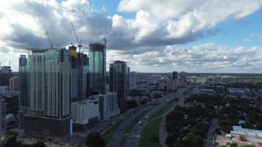 Austin şehir merkezindeki gökdelenlerin çatısı, ofis binası, Texas Başkenti I-35 Monarch Otoyolu 'nun hızla genişleyen genişlemesi yoğun trafik, üstgeçit...