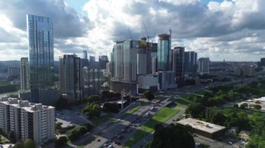 I-35 Monarch otoyolunun en yoğun olduğu saat Kuzey Austin şehir merkezi, Texas Capital City Colorado Nehri yakınları, gökdelen, yüksek binalar, oteller, apartmanlar, metropol, üstgeçit.