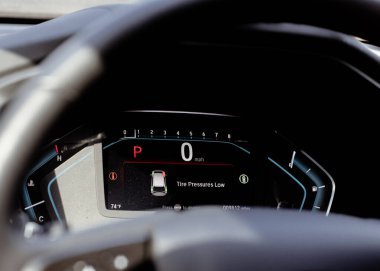 Yan görüş lastik basıncı düşük göstergesi modern araba minivanı panelinde park modunda, lastik basıncı izleme sistemi TPMS sürücü bilgi arayüzünde ışık olduğunu gösteriyor. ABD