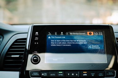 LED ekrandaki gösterge ışıkları ve mesaj modern araba minivanı için düşük gösterge, lastik basıncı izleme sistemi TPMS sürücü bilgi arayüzündeki ışıkları gösteriyor. ABD
