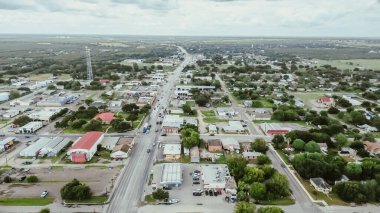 San Antonio 'nun güneyindeki Three Rivers kasabası 281, Texas otoyolu boyunca, sanayi, iş binaları ve konutların karışımı tarım arazileri, kırsal kesim, yemyeşil ağaçlar, anten. ABD