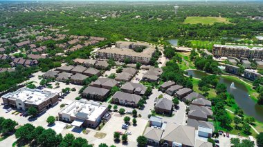 Kentsel alanlarda ağ-sıfır emisyonları verimli yeşillik parkı, gölet, apartman kompleksi ve ana yerleşim yerlerinde Dallas Fort Worth Metroplex yakınlarında planlanan evler, Keller, havadan karışımı. ABD
