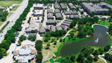 Keller Bulvarı boyunca hızla büyüyen alanda ticari binalar, konutlar, patlayan yemyeşil alandaki apartmanlar Keller, Texas, Dallas Fort Worth Metroplex, hava manzarası. ABD
