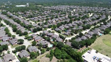 Keller, Teksas 'ta, şehir su kulesinde, Dallas Fort Worth Metroplex yakınlarındaki yemyeşil ağaç topluluğunda, üstgeçitte iki katlı, tek katlı yüzme havuzları.