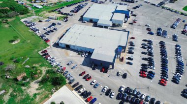 New Braunfels, Teksas 'taki açık otoparkta araba bayisi yakınlarındaki boş arazi, petrol ve gaz endüstriyel ekipmanları satışa sunuluyor. ABD