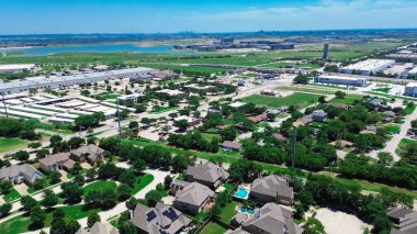 Lakeside karışık kullanım alanı depo lojistik merkezi, yerleşim bölgesi, North Lake yakınlarındaki ticari binalar ve arka planda Dallas, Teksas merkezli, havadan. ABD