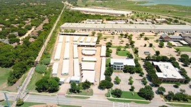 Depo birimleri, depo dağıtım dolum merkezi, üretim, demiryolu boyunca ticari bina ve Dallas Fort Worth havaalanı yakınlarındaki yerleşim yeri olan Kuşak Hattı Yolu. ABD