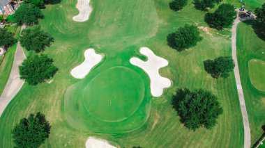 Plano, Texas 'taki lüks golf klübünde kum sığınakları çöküntüsü golf sahası, kulüp vagonu, golf oynayan golfçüler, zengin yerleşim yerlerinde, antende yer alan açık hava eğlence alanı. ABD