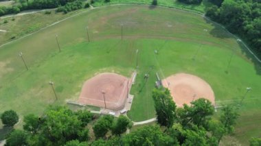 Beyzbol sahaları çimenlik, LED ışık direkleri, kafes vuruş tüneli ve Norbuck Park, Old Lake Highlands, White Rock Dallas, Texas, banliyö halk spor kompleksi, üstgeçit.