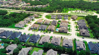 İki katlı yepyeni banliyö evleri, büyük arka bahçeleri, yüzme havuzları, çimenli çimenler, Flower Mound, Dallas Fort Worth Metroplex 'in lüks yerleşim yerlerinde yemyeşil ağaçlar, anten. ABD
