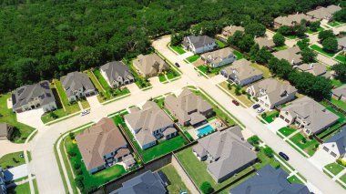 İki katlı yepyeni banliyö evleri, büyük arka bahçeleri, yüzme havuzları, çimenli çimenler, Flower Mound, Dallas Fort Worth Metroplex 'in lüks yerleşim yerlerinde yemyeşil ağaçlar, anten. ABD