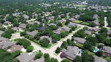 İki katlı yepyeni banliyö evleri, büyük arka bahçeleri, yüzme havuzları, çimenli çimenler, yemyeşil ağaçlar, Flower Mound, Dallas Fort Worth Metroplex 'in lüks yerleşim yerlerinde, üstgeçit.