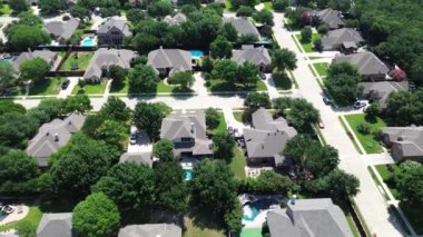 Huzurlu, sessiz bir mesken olan ağaç, iki katlı lüks banliyölerde, Dallas, Teksas 'ın kenar mahallelerinde geniş arka bahçeli evler, yeni inşaat mahalleri, üstgeçit. ABD 