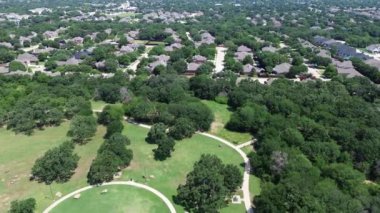 Yeşillik yeşil banliyö parkı, oyun alanı ağaçları, iki katlı evin lüks yerleşim yerlerinin yakınında, büyük bir kısmı Çiçek Tepesi 'nde, Dallas Fort Worth bölgesinde çevre dostu bir topluluk.