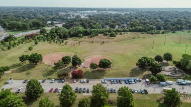 Norbuck Park 'ta spor karşılaşması için kalabalık arabalı portatif tuvalet Old Lake Highlands mahallesi yakınlarındaki halk beyzbol sahaları çimenli çimler, LED lambalar, White Rock Dallas, anten. ABD