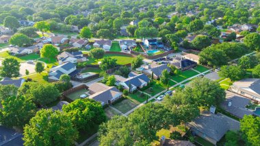 Coppell Texas Fort Worth Metroplex 'te çıkmaz sokakları olan yemyeşil bir mahalle. Bir sıra bağımsız tek aile yüzme havuzları, büyük bir arka bahçe, çimenli çimenler, hava manzarası. ABD
