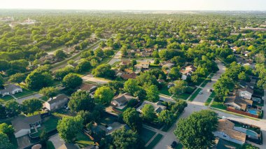 Coppell Texas Fort Worth Metroplex 'de yeşil sıfır emisyon kentsel tasarım mahallesi olan büyük planlı bir topluluk. Tek kişilik yüzme havuzları, büyük arka bahçeler, havuz. ABD