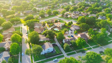Coppell Teksas, Fort Worth Metroplex 'teki yemyeşil mahallede bir ev. Yüzme havuzlu, büyük arka bahçeli, çimenli çimenli, havadan manzaralı bir sürü müstakil aile evi. ABD