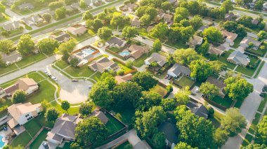 Coppell Texas Fort Worth Metroplex 'in yeşil mahallesindeki çıkmaz sokak. Yüzme havuzlu, büyük arka bahçeli, çimenli çimenli, hava manzaralı bir sıra müstakil aile evi. ABD
