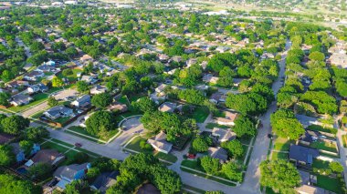 Coppell Texas Fort Worth Metroplex 'te çıkmaz sokakları olan yemyeşil bir mahalle. Bir sıra bağımsız tek aile yüzme havuzları, büyük bir arka bahçe, çimenli çimenler, hava manzarası. ABD