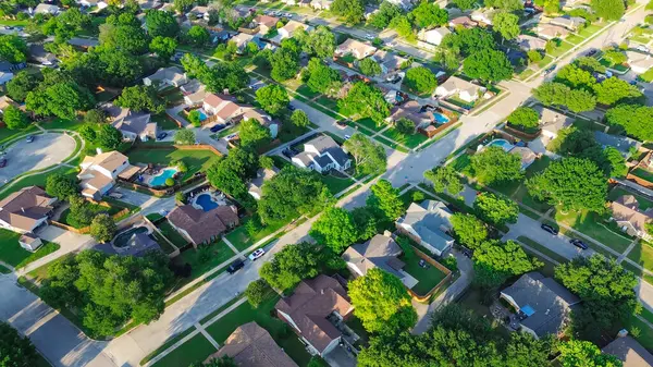 Coppell Teksas, Fort Worth Metroplex 'teki yemyeşil mahallede bir ev. Yüzme havuzlu, büyük arka bahçeli, çimenli çimenli, havadan manzaralı bir sürü müstakil aile evi. ABD