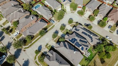 Modern köşe evlerinin panorama hava manzaralı güneş paneli çatısı Argyle, Denton County, Teksas 'ta yeni bir inşaat mahalli, iki katlı lüks bir banliyö evi, iyi bakımlı çimenler. ABD