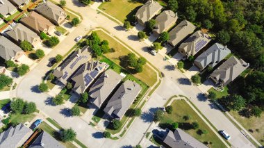 Bartonville, Denton County, Teksas 'ta yemyeşil banliyö parkı yakınlarında yeni yerleşim yerleri. Güneş enerjili, temiz alternatif enerji çevresi olan iki katlı bir havadan ev. ABD