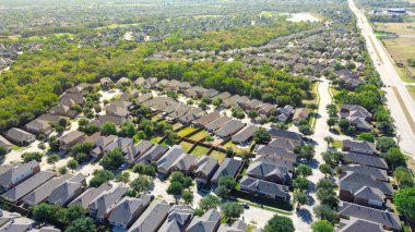 Argyle ve Bartonville, Denton County, Teksas 'ta hızla büyüyen yerleşim alanı olan Market Road 407' ye yeni gelişen iki katlı banliyö evi güneş enerjili çatı, yemyeşil kuşak kentsel orman, anten. ABD
