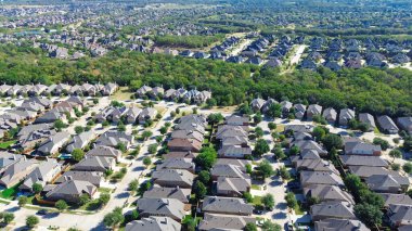 Master planlanmış sıfır emisyon topluluğu yemyeşil kuşak kentsel park ağaçları, güneş paneli çatısı olan yeni gelişim evleri, temiz alternatif enerji, Bartonville, Teksas 'ta çevre dostu komşular. ABD