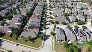 Argyle, Denton County, Teksas 'taki yeni inşaat mahallerinde modern evlerin güneş paneli çatısı, iki katlı banliyö yüzme havuzu, iyi korunmuş manzara, üstgeçit.