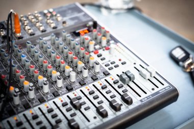 Farmers Branch, Texas 'ta canlı müzik performansı açık hava parti etkinliğinde yankı, koro, fl öfke, gecikme, ses değiştirici ve çoklu efektler için önceden ayarlanmış ses otobüsü karıştırıcısı. ABD