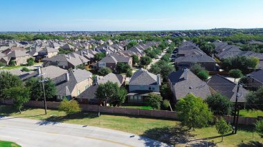 Bartonville ve Argyle, Denton County, Teksas 'ta büyük ölçekli planlı toplu konut evleri, kiremitli çatı, kompakt arka bahçe, yemyeşil ağaçlar. ABD