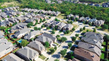 İki katlı banliyö evlerini çevreleyen yeşil ağaçlar, küçük arka bahçeleri, iyi döşenmiş manzarası, Bartonville ve Argyle 'de büyük bir yerleşim yeri, Denton County, Teksas, anten. ABD