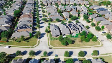 İki katlı banliyö evleri, güneş paneli çatısı, kompakt arka bahçe, Argyle, Denton County, Teksas 'ta iyi döşenmiş manzara. ABD