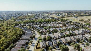 Sıfır yeşil mahalle mahallesi banliyö evleri büyük yerleşim yerleri, iyi döşenmiş manzaralar, Bartonville ve Argyle, Denton County, Teksas, su kulesi arka plan antenleri. ABD