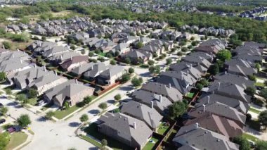 Bartonville ve Argyle 'de, Denton County, Teksas' ta, üst geçitte, lüks semt evlerinde, küçük arka bahçelerde, iyi döşenmiş arazide, oldukça yerleşim yerlerinde arabalar sürüyordu.