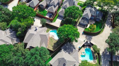 İki katlı geniş banliyö malikanesi, yüzme havuzu, kiremitli çatı kaplama, geniş çitli arka bahçe, Carrollton 'da yemyeşil bir mahallede, Dallas Metroplex' in banliyölerinde. Teksas