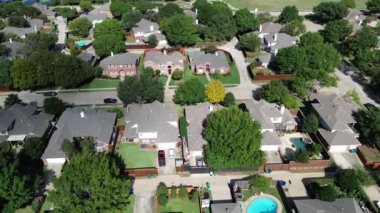 Carrollton 'da tenis kortları kompleks parkı, Dallas Fort Worth Metroplex' in banliyöleri, üstgeçişi olan, lüks semtlerde iki katlı, renkli sonbahar yeşillikleri olan yeni inşaat banliyöleri.