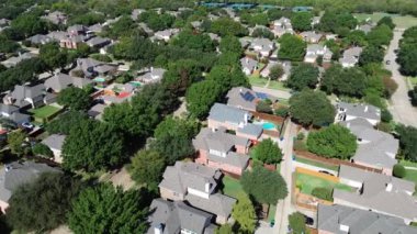 Tenis kortları kompleksi, iyi döşenmiş çimenlik arazisi, Carrollton, Dallas Fort Worth Metroplex banliyösü, üstgeçidi olan iki katlı yeni inşaat evleri.