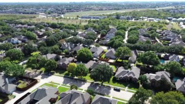 Başkan George Bush otoyolu ve Carrollton, Teksas 'taki Rosemeade Parkway' de yoğun trafik var. İki katlı yüzme havuzları, apartman kompleksi, Plano şehir merkezi.