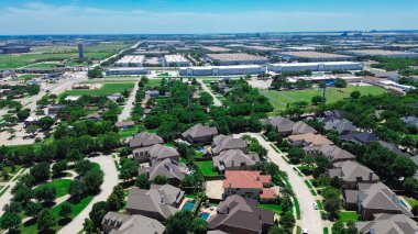 Dallas Fort Worth DFW havaalanı yakınlarındaki hızla büyüyen sanayi ve yerleşim alanı, lojistik tatmin merkezi deposu ve havuzu uzun ağaç ve havuzu olan lüks tek aile evleri. ABD