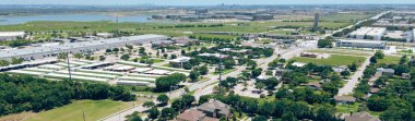 Panorama göl manzaralı karışık kullanım geliştirme alanı lojistik tatmin merkezi depo dağıtımı, Dallas Fort Worth Metroplex, TX 'teki Belt Line bulvarı boyunca konut evleri. ABD