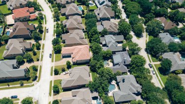 Dallas Fort Worth, TX 'ün banliyösünde, Coppell semtindeki tek aile yüzme havuzlarında, iki katlı büyük banliyö malikanelerinin üzerindeki hava manzaralı beton kiremitler. ABD