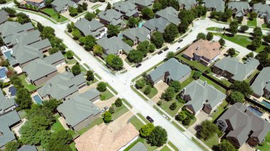 Dallas Fort Worth, TX 'ün banliyösünde, Coppell semtindeki tek aile yüzme havuzlarında, iki katlı büyük banliyö malikanelerinin üzerindeki hava manzaralı beton kiremitler. ABD