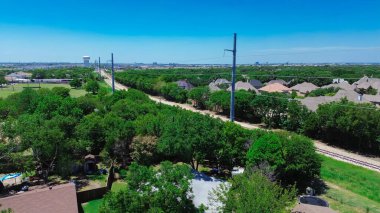 Dallas Fort Worth DFW havaalanı yakınlarındaki karma kullanım alanındaki su kulesi, lojistik tatmin merkezi depo dağıtımı, Belt Line bulvarı ve demiryolu boyunca yerleşim evleri, anten. ABD